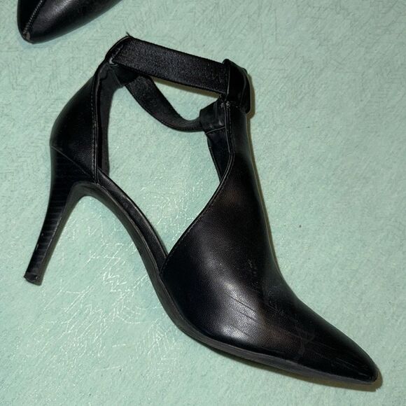 Simply Vera Wang Finch black 3.5” heel shoe 8.5 stretch strap,leather upper - Picture 2 of 10